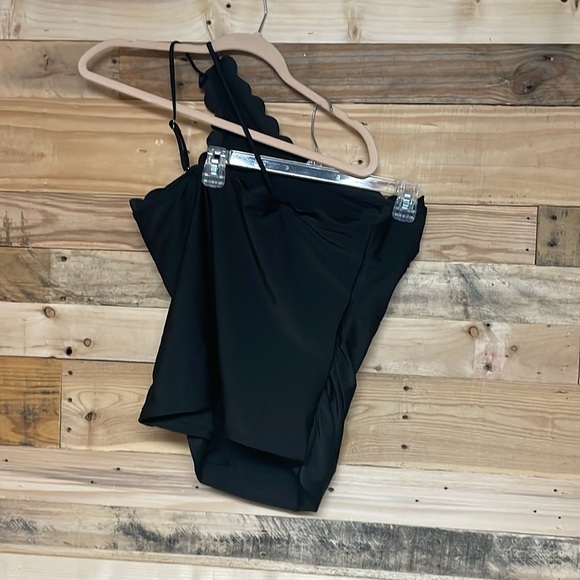 Size XL Black One-Shoulder Scalloped Tankini Top with Adjustable Strap - Picture 6 of 6